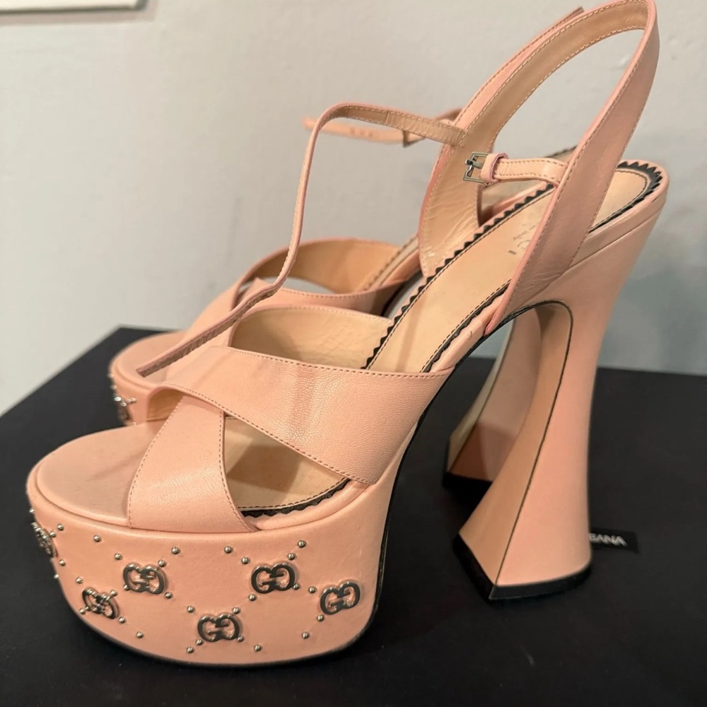 🚨SOLD🚨

Gucci Pink Platform Heels